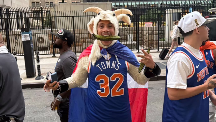 📸 Người hâm mộ Knicks kéo đến NYC để tham dự cuộc diễu hành vui vẻ
