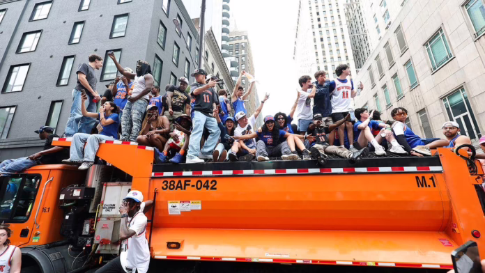 Người hâm mộ Knicks trèo lên xe cảnh sát, xe vệ sinh trong khi vô số người khác không thể tham gia cuộc diễu hành đông đúc
