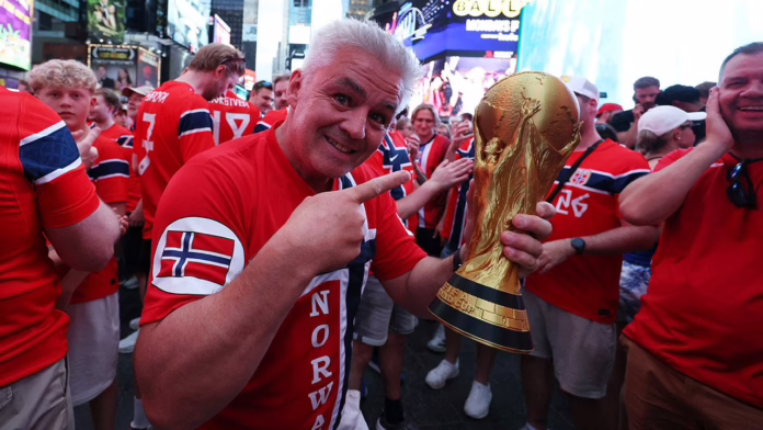 Người hâm mộ World Cup Na Uy chiếm Quảng trường Thời đại khi đội chuẩn bị cho trận đấu với Senegal
