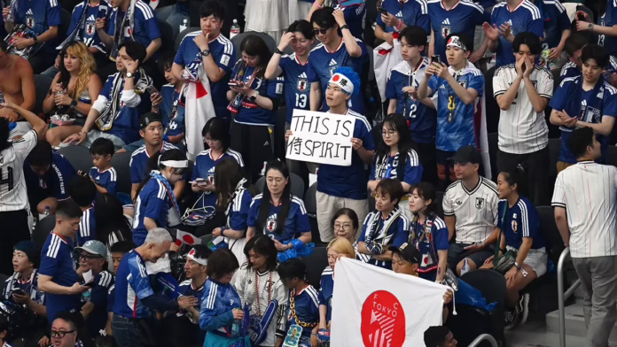 Người hâm mộ World Cup Nhật Bản dọn dẹp sân vận động với tiền vệ NFL sau trận hòa với Hà Lan
