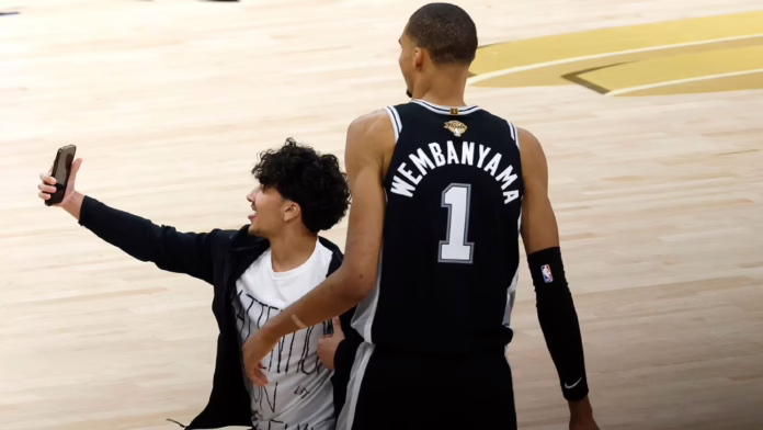 Người hâm mộ bị cấm suốt đời vì nhiệm vụ chụp ảnh tự sướng tại NBA Finals...
