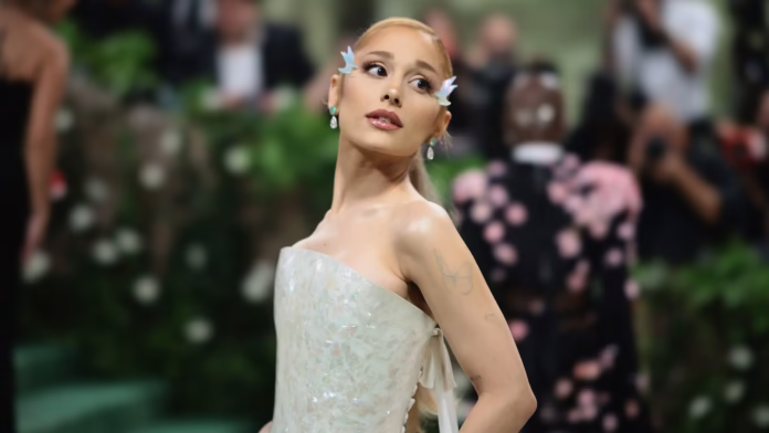Nhà Trắng đáp trả Ariana Grande sau khi cô bảo họ đừng bao giờ sử dụng nhạc của mình trong video trục xuất ICE
