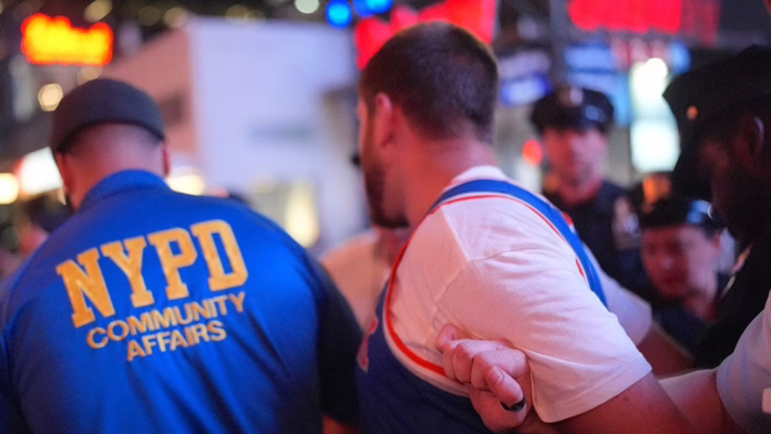 Nhiều người hâm mộ Knicks bị bắt, cảnh sát bị thương trong lễ kỷ niệm Chung kết NBA Game 2 gần MSG
