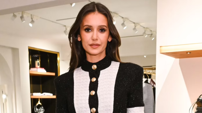Nina Dobrev tạo dáng chỉ trong chiếc áo Knicks và mặt nạ ngủ sau khi xem trận đấu lịch sử tại Madison Square Garden

