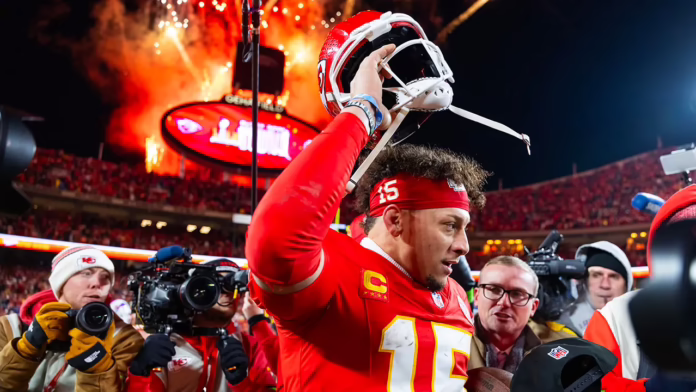 Patrick Mahomes vượt qua Dak Prescott với tư cách là QB được trả lương cao nhất của NFL với mức gia hạn kỷ lục cho Chiefs trị giá 504,75 triệu đô la
