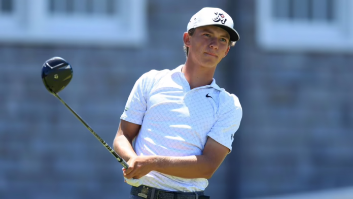 Russell, 17 tuổi, làm bố ngạc nhiên khi đổi caddie ở tuổi 18
