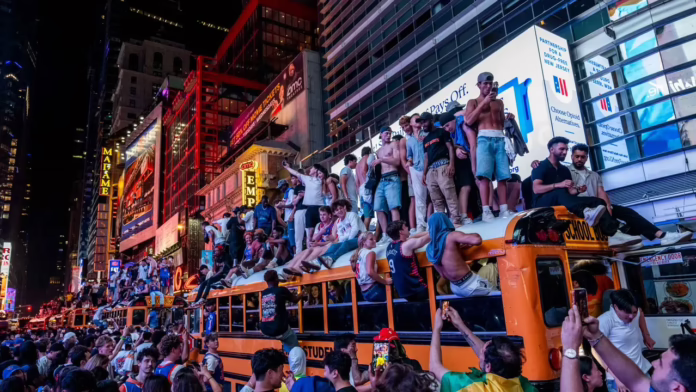Sự hỗn loạn diễn ra ở thành phố New York sau khi Knicks giành chức vô địch NBA đầu tiên sau nhiều thập kỷ
