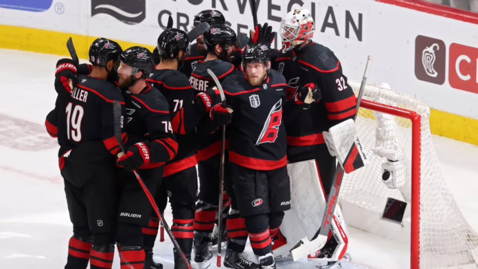 Svechnikov, Aho tấn công Canes trên đỉnh cao danh hiệu
