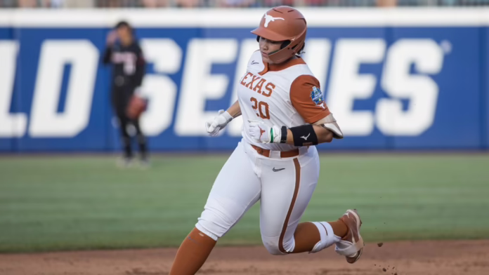 Texas lật đổ TTU tại WCWS, gần đạt danh hiệu lặp lại
