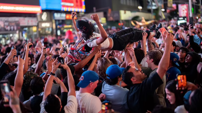 Thiếu niên bị đấm và đá đến hôn mê sau cuộc hỗn chiến của Knicks-Spurs gần Madison Square Garden: cảnh sát
