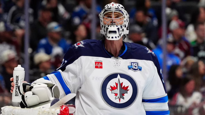 Tổng giám đốc Winnipeg Jets cho biết đội đang 'lắng nghe' các đề nghị giao dịch cho người hùng Olympic Connor Hellebuyck
