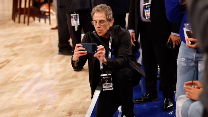 👀 Trận chung kết NBA của Knicks, cú sút của Ben Stiller
