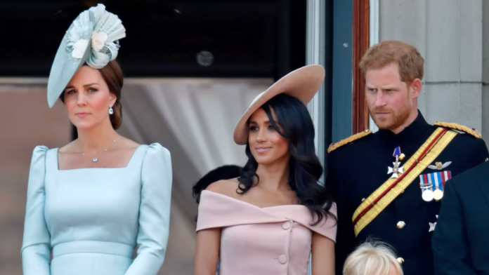Trò đùa 1 từ của Meghan Markle khiến Kate Middleton im lặng trong Trooping the Color đầu tiên của cô vào năm 2018
