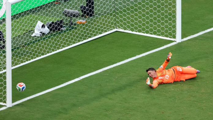 Uruguay bị loại khỏi WC sau sai lầm của GK trước Tây Ban Nha
