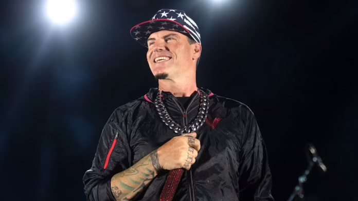 Vanilla Ice đáp trả các nhà phê bình về buổi biểu diễn tại Great American State Fair, khẳng định sự kiện này 'được thực hiện để đoàn kết'
