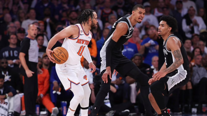 Victor Wembanyama đặt tay lên đầu Jalen Brunson, đẩy anh ta xuống khi trọng tài nhìn sang hướng khác trong Ván 3
